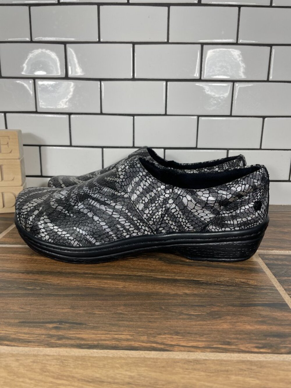 Klogs Mission Shoes Womens Size 10 Silver Black Zebra Print Slip Resistant Clogs